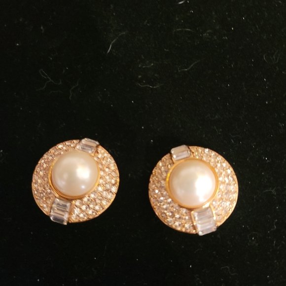 Oscar de la Renta Large Button Clip-on Earrings - Picture 3 of 6